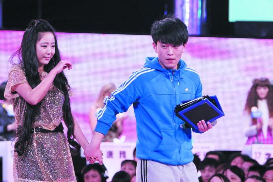 官晶晶朱峰舞台上感人牵手。