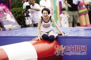 《天天有喜》中白海瑛的扮演者穆婷婷在关卡前进退两难