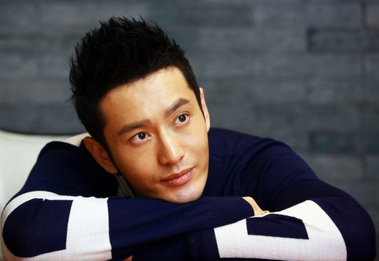 谈到恋情表情严肃