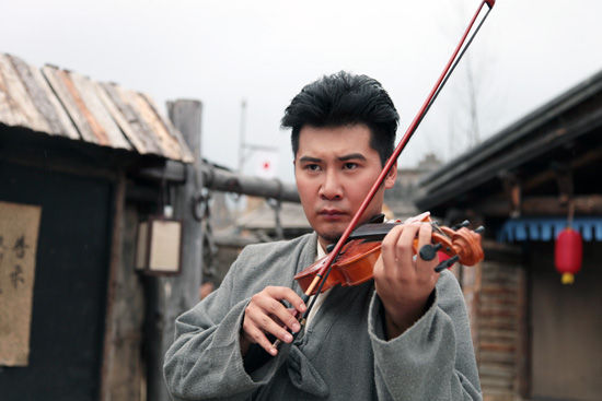 张念骅《卖花姑娘》文艺型男片场卖萌