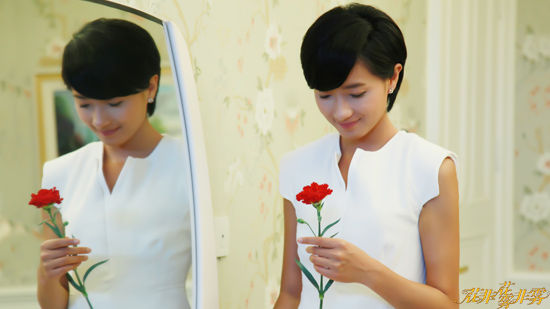 万茜手拿玫瑰花