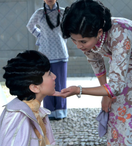 中香港tvb花旦宣萱[微博]与内地人气女星娄艺潇[微博]饰演两位姨太太