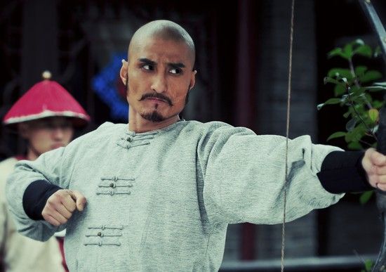 胡东饰演冷酷男 胡东霸气外露 胡东《十月围城》剧照 胡东与吴孟达