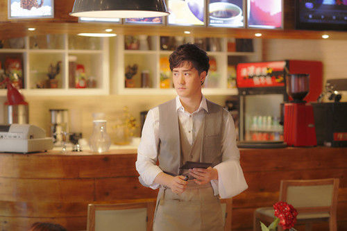 杨玏饰演咖啡店老板