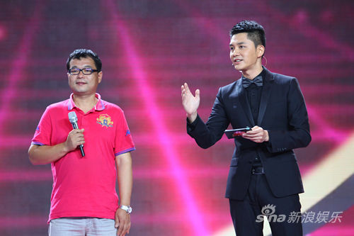 顾斌主持《综艺盛典》获赞 养眼好气质