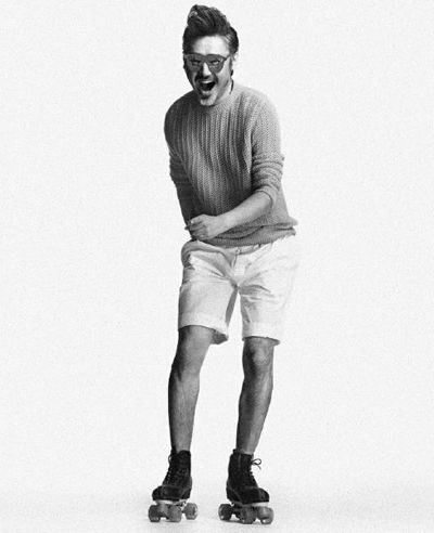 吴秀波拍写真萌态十足 