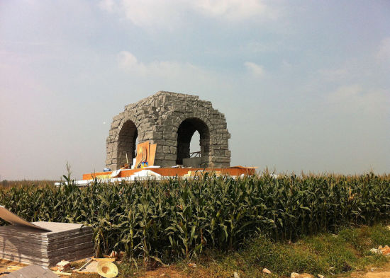 在高粱地中搭建的场景。