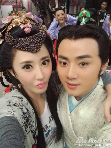 余少群微博晒与梁晶晶亲密照