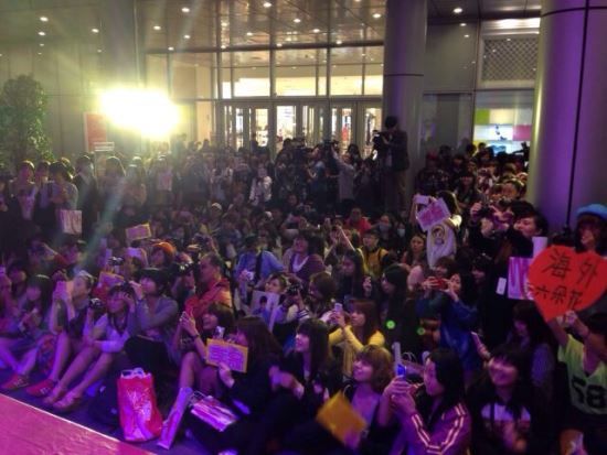粉丝见面会现场火爆