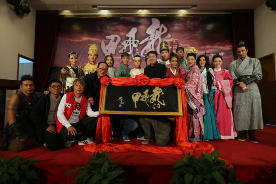 博纳于冬赠送《龙门飞甲》金字匾牌