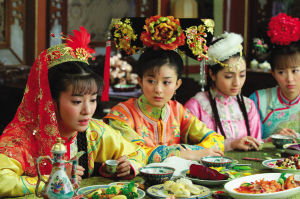 在电视剧《新还珠格格》中不仅服装色彩艳丽，桌上的菜也是琳琅满目