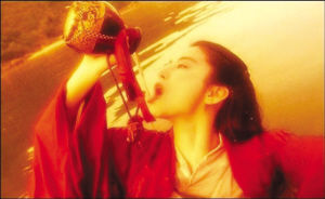 林青霞在电影《东方不败》中酒量不俗