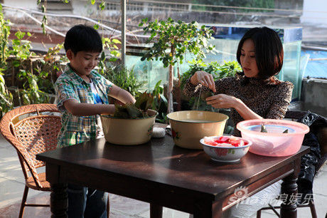 周毅与儿子包粽子画面温馨