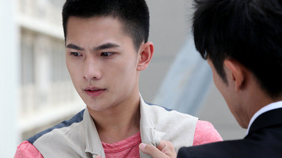 杨洋[微博]等偶像实力演员领衔主演的青春残酷大剧《花开半夏》正在