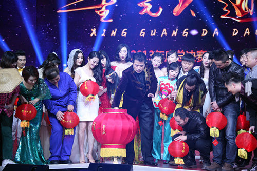 年度总决赛老毕变出总冠军奖杯