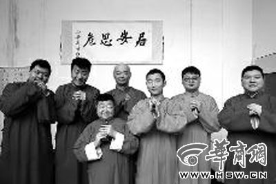 青曲社几位演员后台合影 本报记者 陈团结 摄 