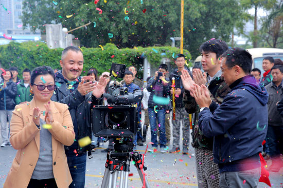 《爱情碟中谍》投资方领导与主创齐贺开机