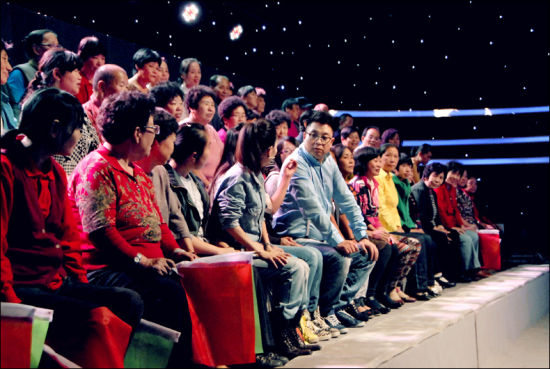 主持人王芳王为念与热心观众在一起