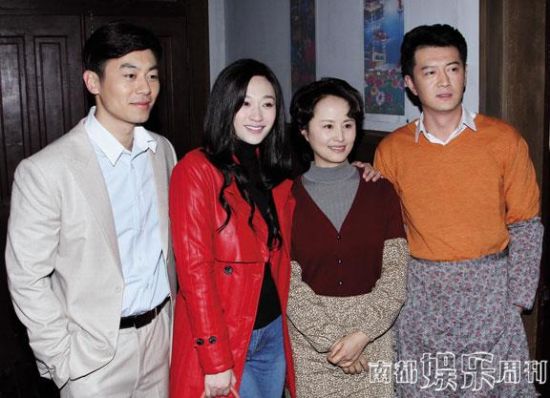 演员们一起出现在探班记者会现场。