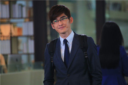 新浪娱乐讯 电视剧《华丽上班族》改编自张艾嘉舞台剧《华丽上班族