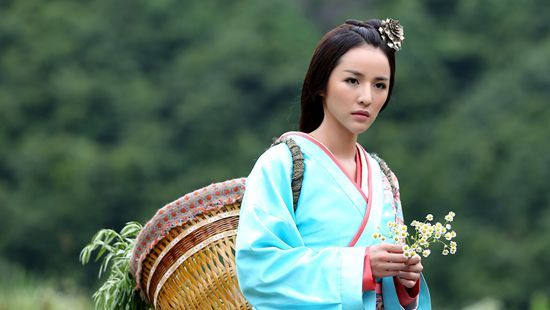 罗漩饰演“二月”