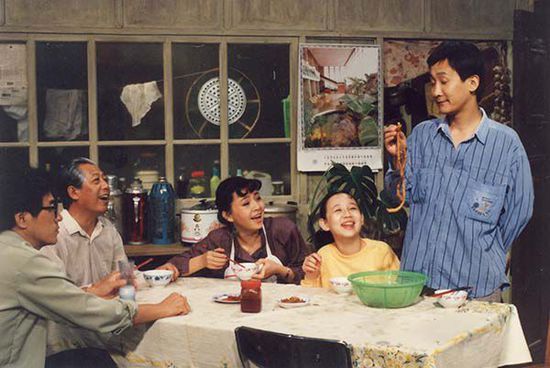 电视剧《我爱我家》剧照，左起杨立新、文兴宇、宋丹丹、 关凌、梁天。.jpg