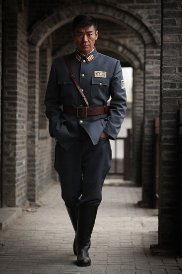 徐佳饰演周天翼