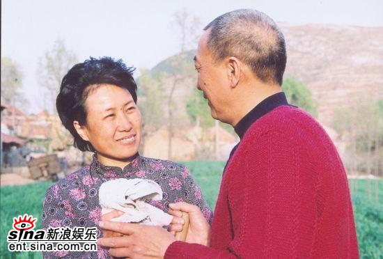 新浪娱乐讯 焦波的《俺爹俺娘》又要问世了,这回是24集电视连续剧.