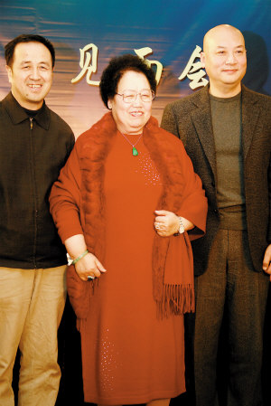 迟重瑞夫妇与导演林大庆合影