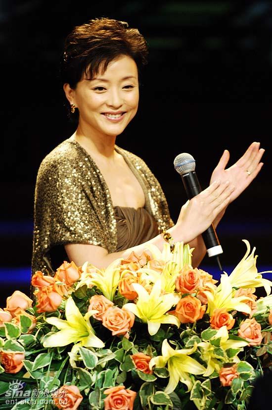 图文:白玉兰奖典礼主持人杨澜衣着华丽得体