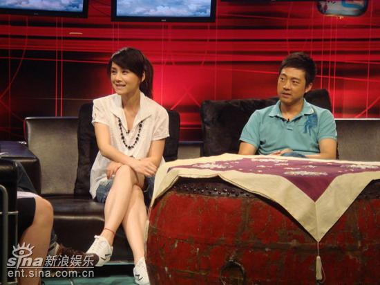 6月20日,电视剧《麻辣婆媳》中的模范小夫妻"区大良"和"吴芮"(吴军与