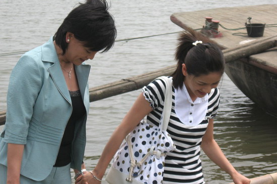 组图后来热拍贾雨岚胡可首度搭档演母女
