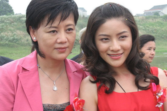 组图后来热拍贾雨岚胡可首度搭档演母女