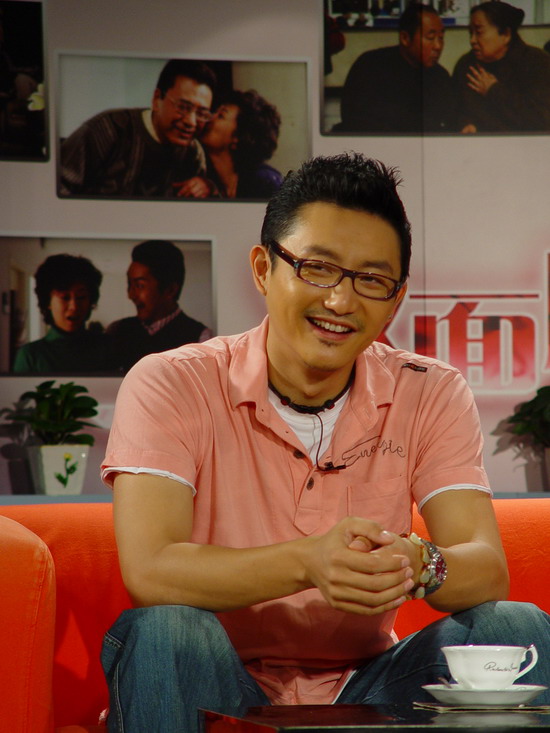 《双面胶》热播 涂松岩受上海作女围攻(组图)