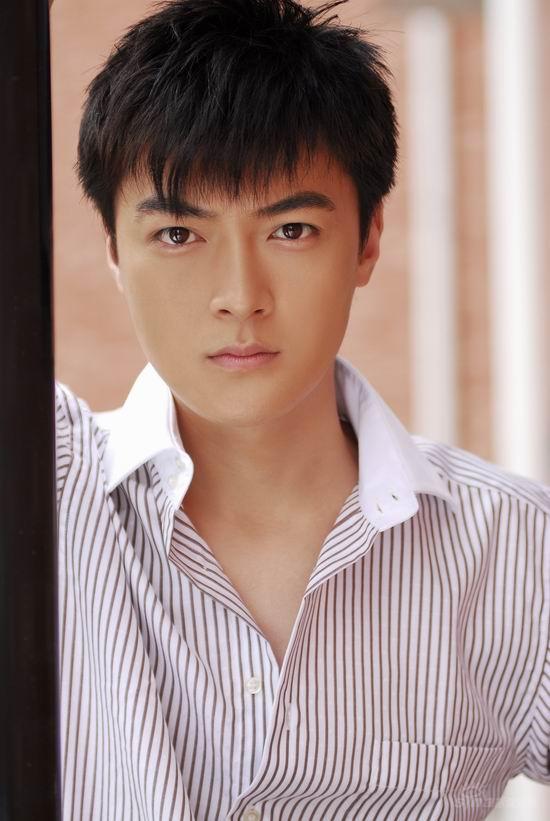 影视新人纪宁帅气写真 工作敬业受称赞(组图)