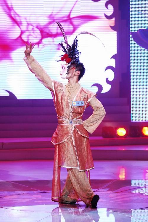 图文真男孩9进8比赛卢歌摆出梅花指