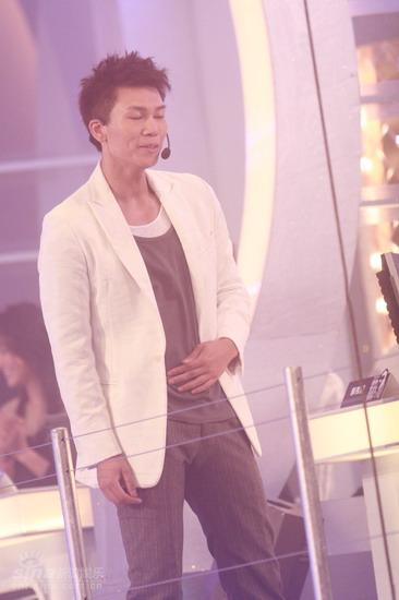 图文07香港先生选举林卓峰闭眼神情演唱