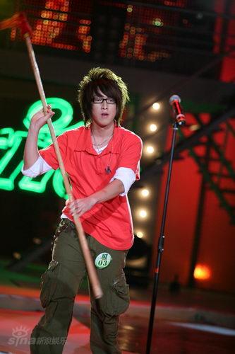 图文:型秀15进13--演员高宇舞枪弄棒