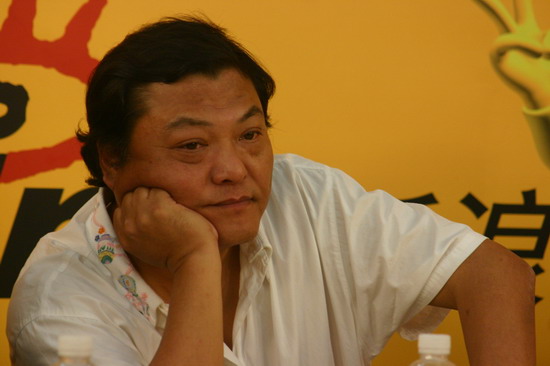 8月13日下午17时,热播剧《舞台姐妹》(blog)的导演巴特尔,主演何赛飞