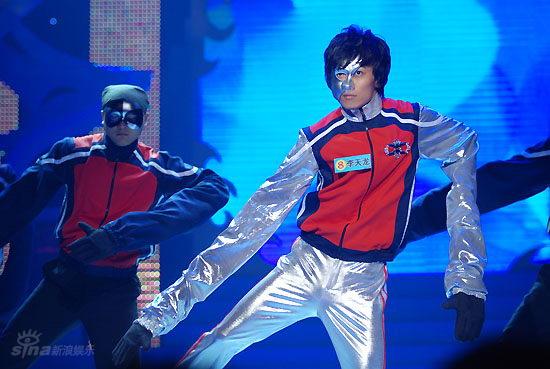 图文:真男8进6淘汰赛--李天龙投入演出