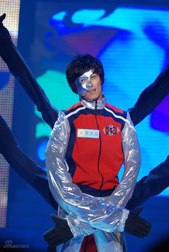 图文真男8进6淘汰赛李天龙表演机械人