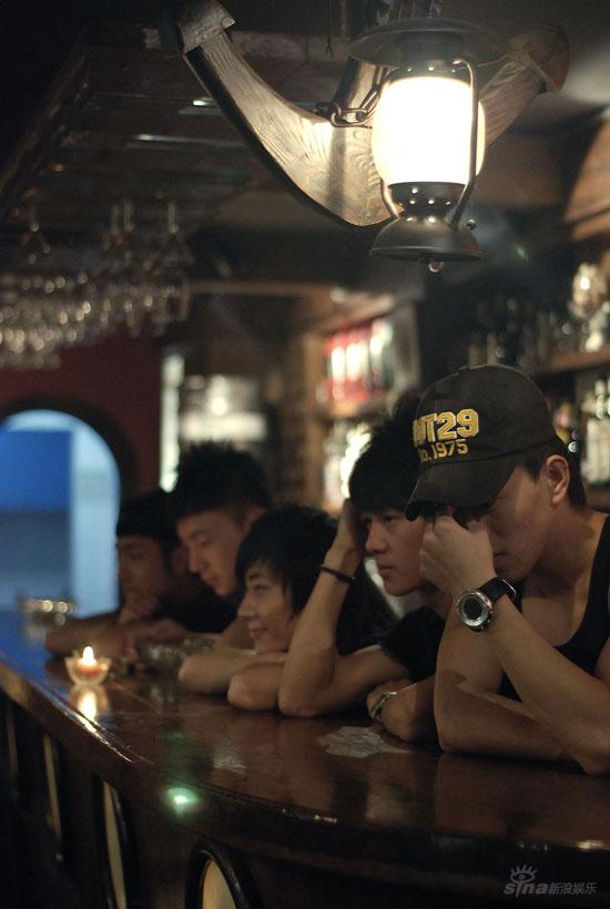 杭州某酒吧拍摄的写真大片也正式曝光,风格同以往真男的照片天差地别