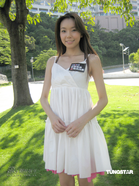 组图:梁雨恩校园拍mv 享受又怕又爱的少女情怀