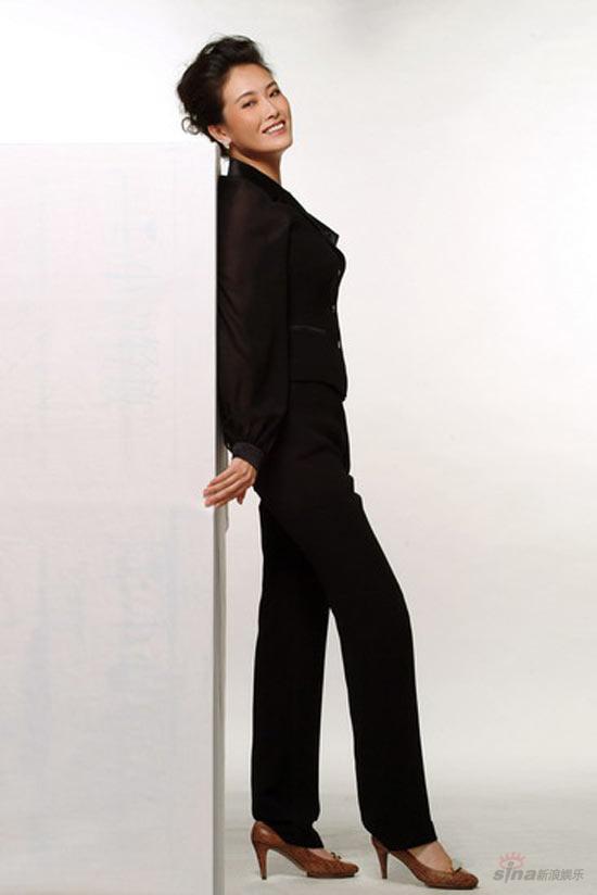 贾妮与那威再续前缘 节目录制现场玩划拳(组图)