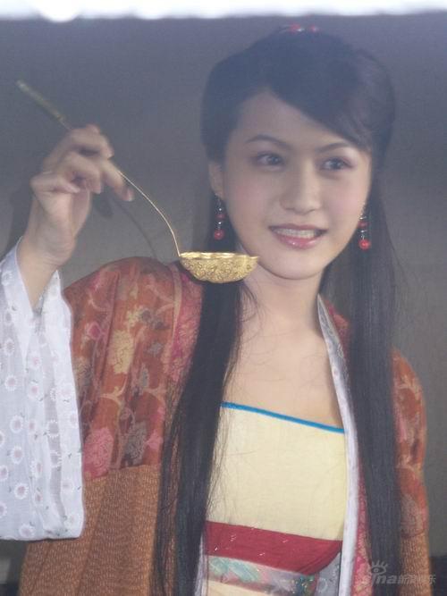 杨渝渝新戏转型 定装照长裙飘逸灵气逼人(组图)_影音娱乐_新浪网