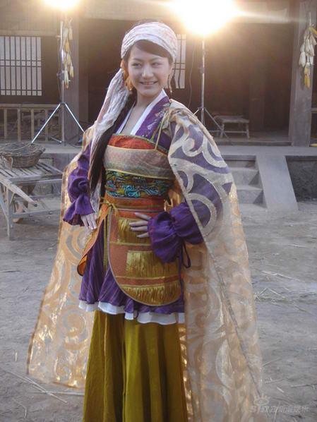 新浪娱乐讯 性感女星杨渝渝(blog,杨渝渝吧)日前正在加紧拍摄最新古装