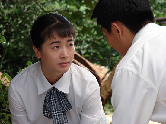 捧,该剧由青年演员左小青领衔主演,扮演一名80年代走进工厂的女大学生