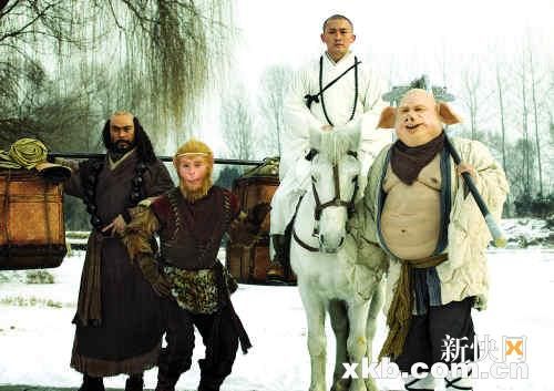 后面是雪景，师徒几个脚下却很干净