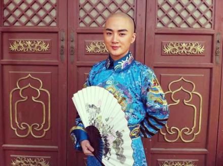 余少群晒清装剧照