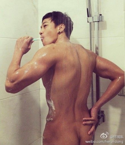 何润东晒淋浴裸照露臀